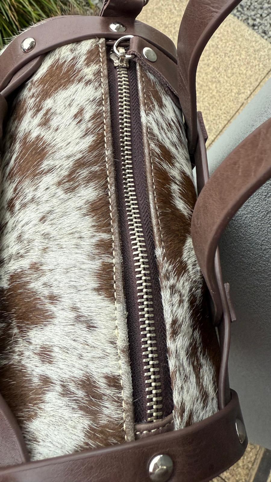 Shell Capsule Cowhide Leather Purse