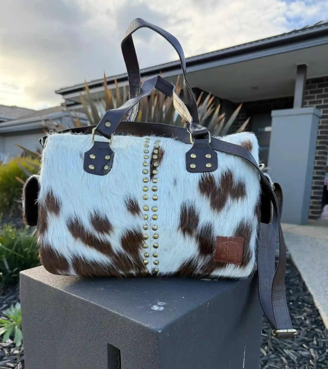 Small Cowhide Duffel Bag – Stylish Travel Bag with Adjustable Shoulder Strap