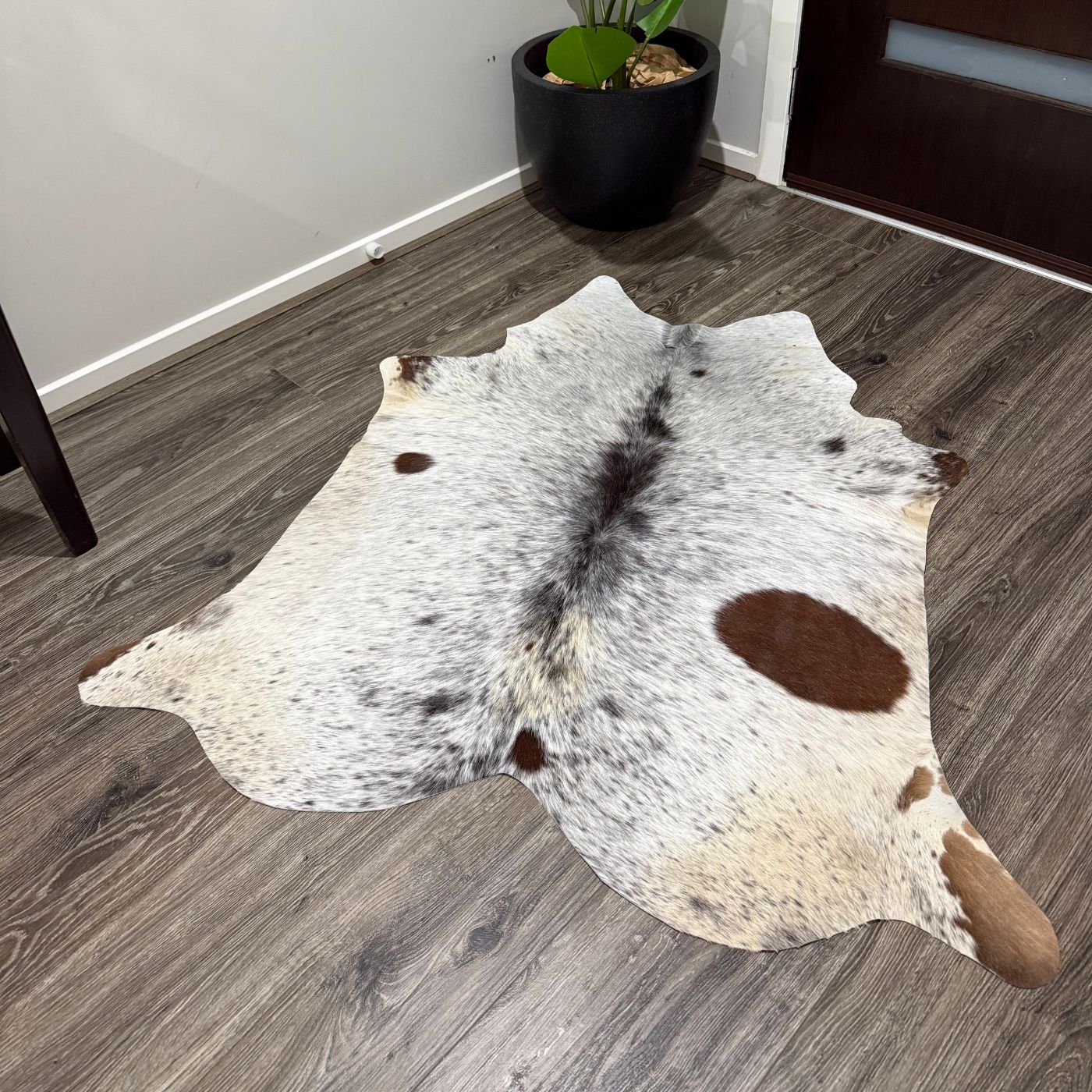 Natural Cowhide Rug – Genuine Skin Floor Decor (Unique Pattern)