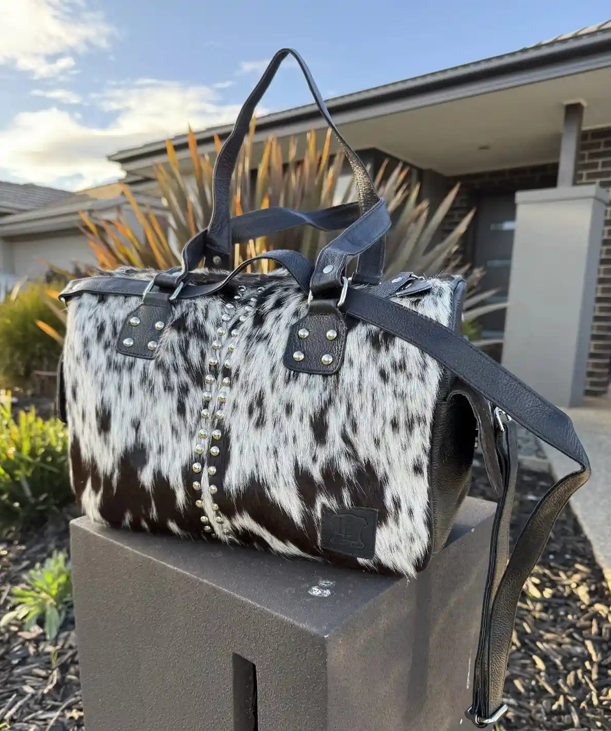 Small Cowhide Duffel Bag – Stylish Travel Bag with Adjustable Shoulder Strap
