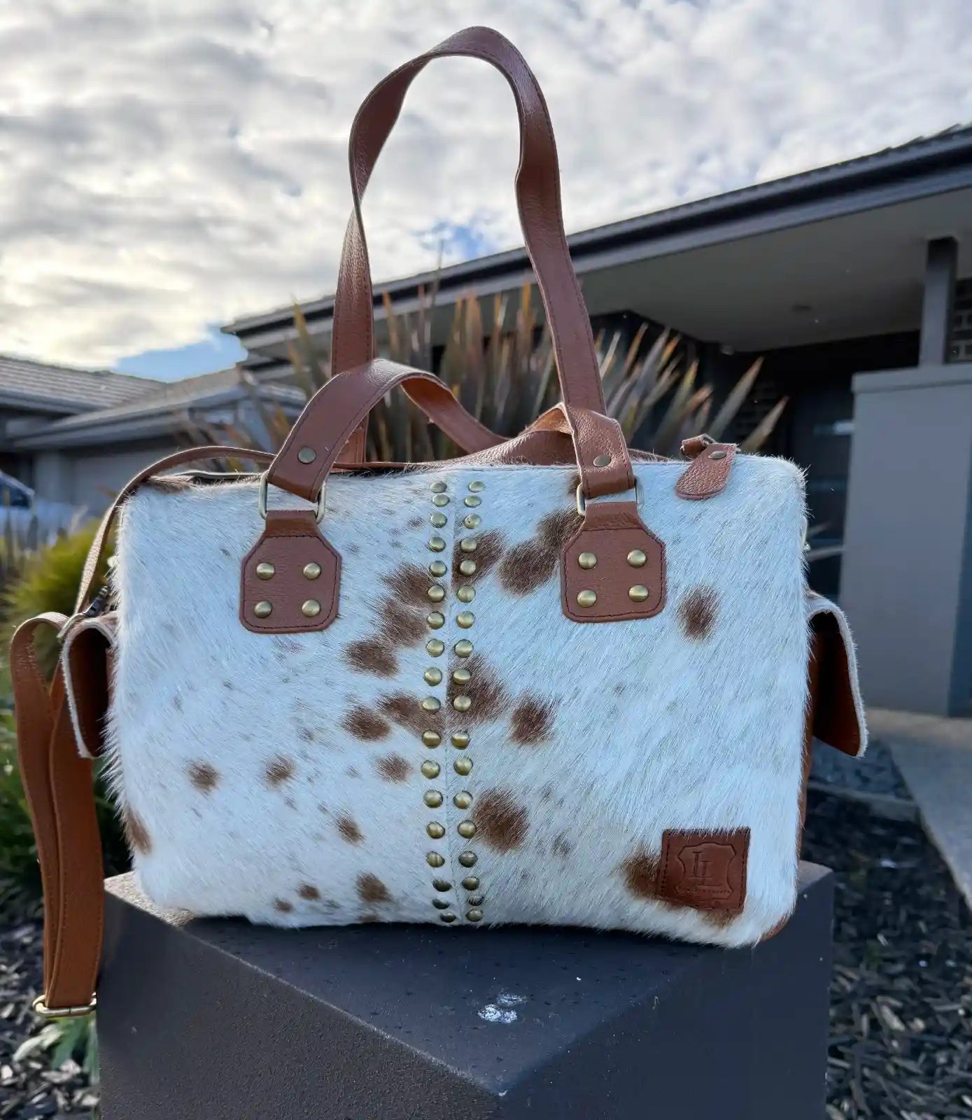 Small Cowhide Duffel Bag – Stylish Travel Bag with Adjustable Shoulder Strap